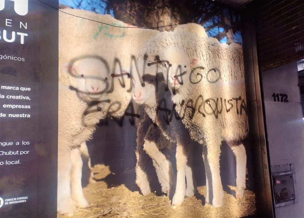 Atacaron con pintadas la Casa de Chubut en Buenos Aires