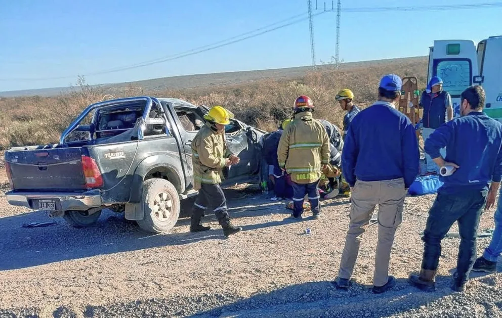 Mujer salió despedida de una camioneta que volcó cerca de Dolavon y sufrió consecuencias graves