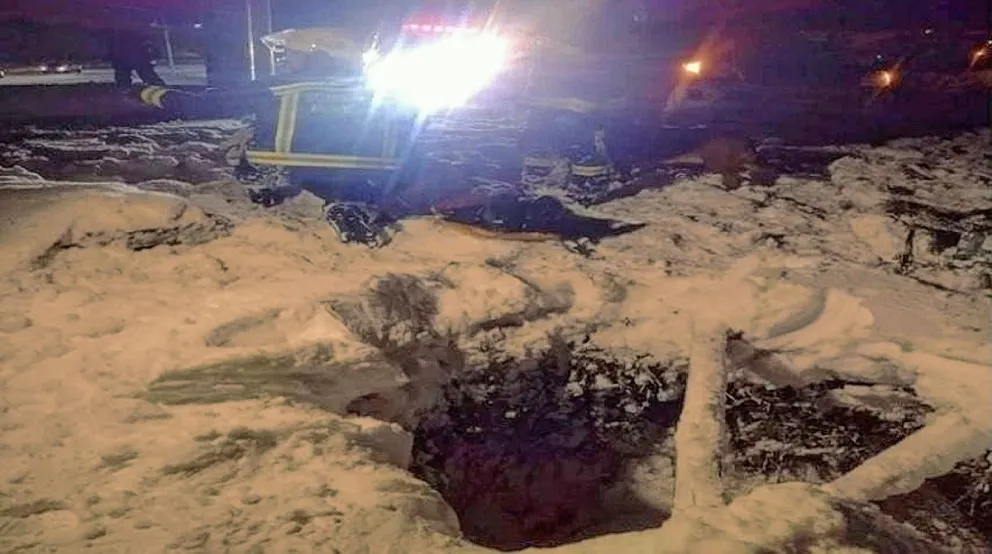 Bomberos rescataron a mujer embarazada y su hijo que cayeron en una cámara séptica