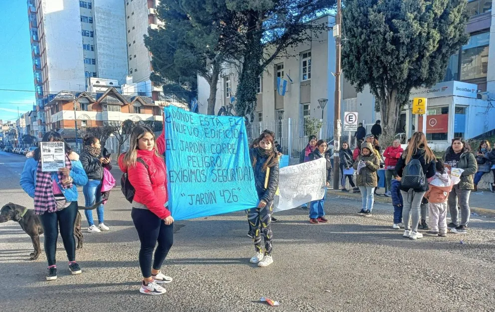 Padres del Jardín 426 llevaron su reclamo por seguridad y condiciones edilicias al Municipio