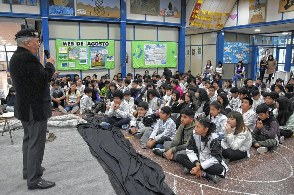 Veterano de Malvinas presentó su libro ante estudiantes de la Escuela N° 155