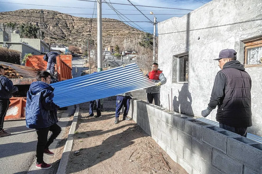 El Municipio continúa asistiendo a damnificados por el temporal de viento