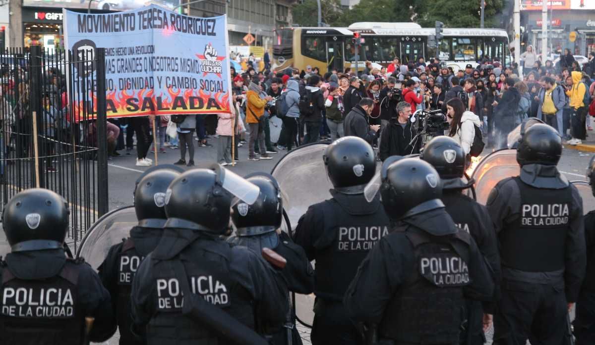 Protesta en el Obelisco: murió un manifestante que fue detenido por la Policía