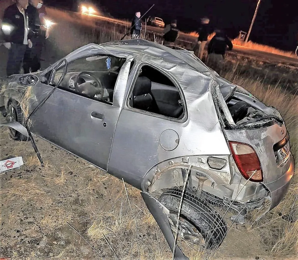 Murió una mujer tras salir despedida del auto en un vuelco que hubo entre Trelew y Rawson