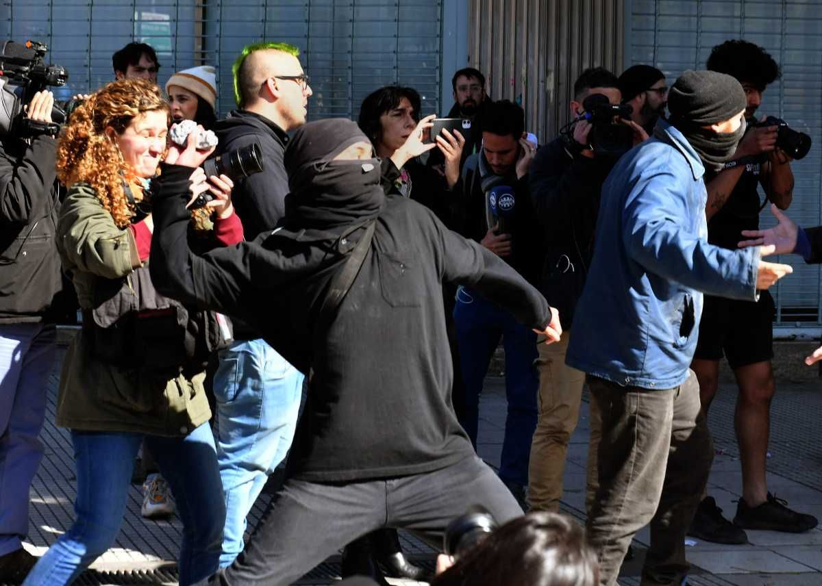Militantes marcharon al obelisco en repudio a la muerte de Facundo Molares y la manifestación terminó con incidentes