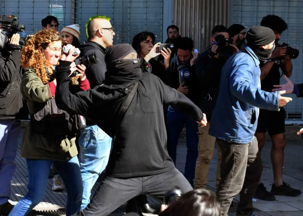Militantes marcharon al obelisco en repudio a la muerte de Facundo Molares y la manifestación terminó con incidentes
