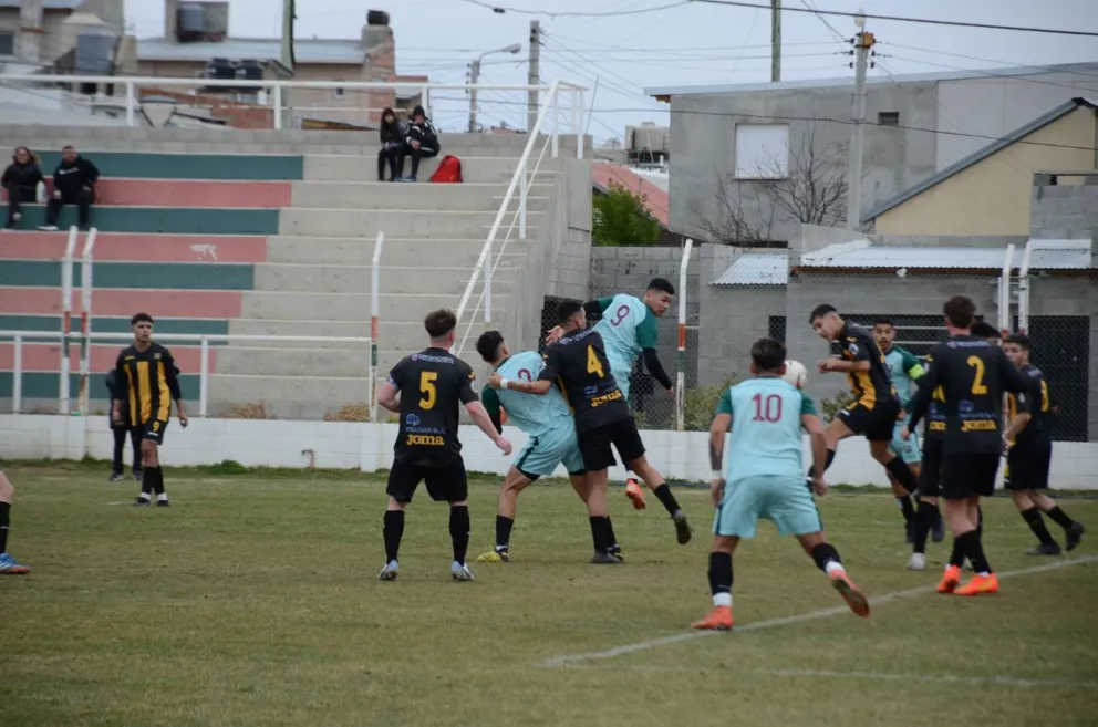 Fútbol Categoría A:  Ganaron Sarmiento, Portugués y Petroquímica