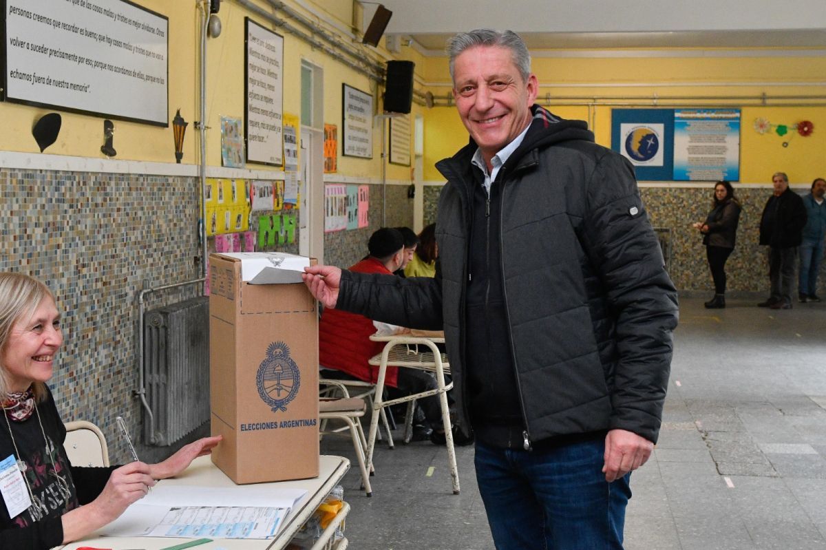 Arcioni emitió su voto y resaltó que “es el momento más importante para la ciudadanía de manifestarse democráticamente”