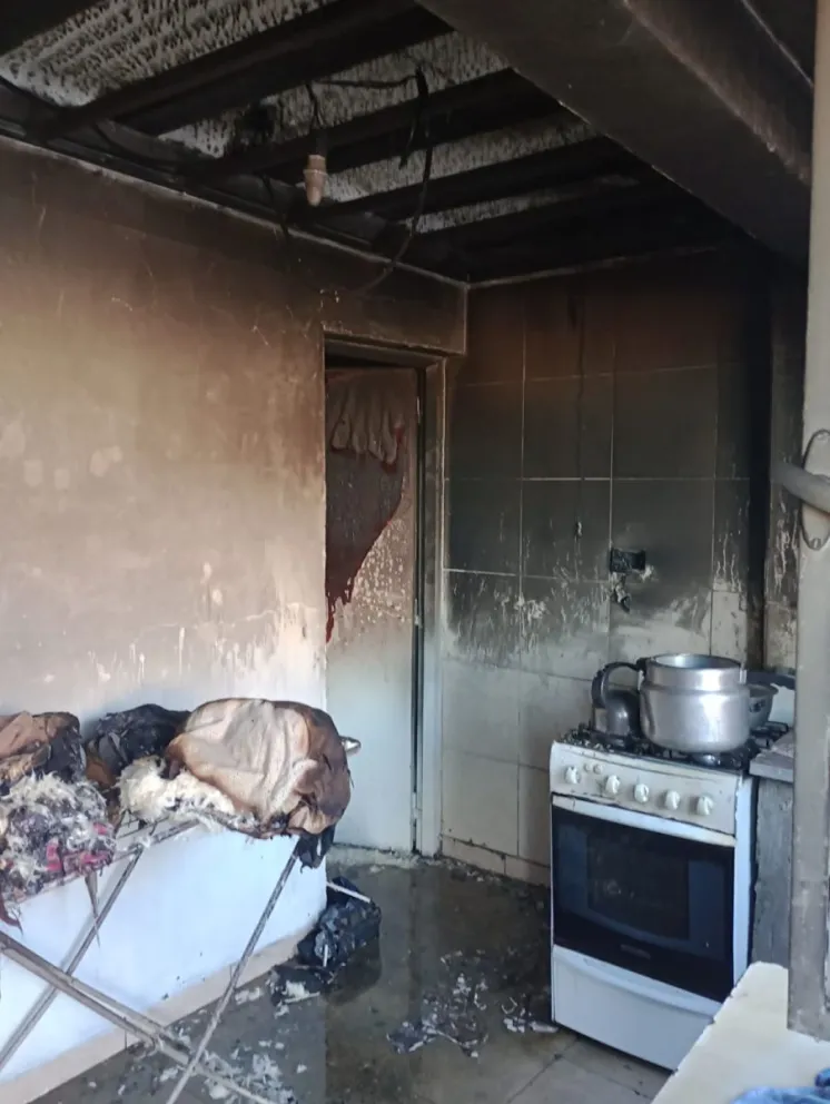 Dejó un calefactor eléctrico encendido y se incendió una vivienda de un inquilinato 