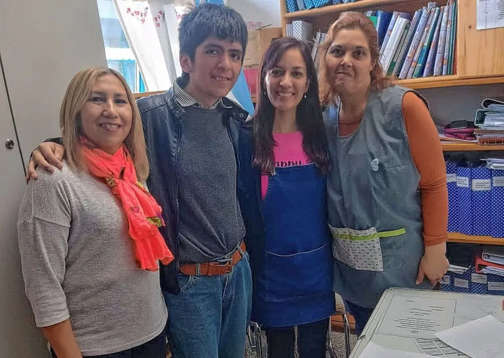 Sarmiento: Gesto solidario de ex alumno de Escuela especial 508 entregando material para la educación de personas con problemas visuales