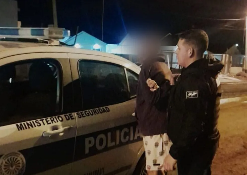 Golpeó a su pareja frente a sus hijos 