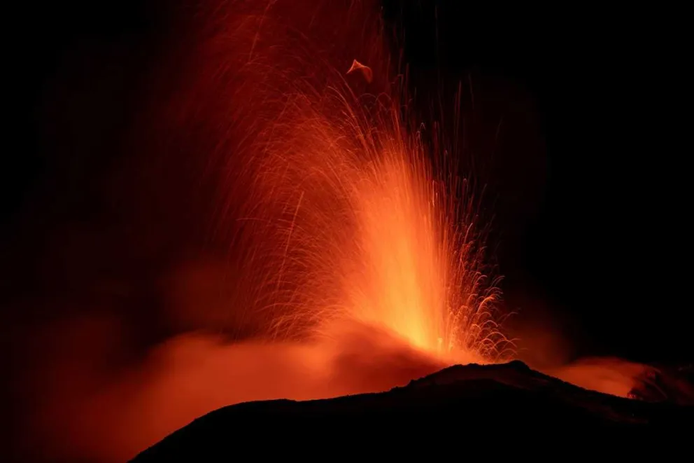 El volcán Etna entró en erupción y debieron cerrar el aeropuerto de Catania