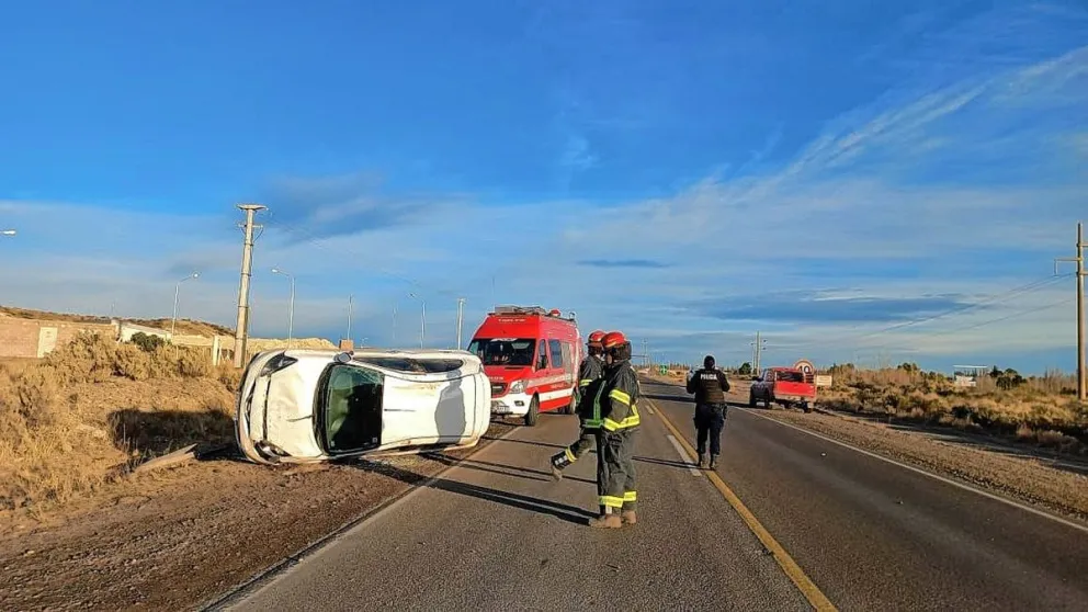Motociclista herido al ser chocado por auto que después volcó en la ruta 25 a pocos kilómetros del acceso a Trelew