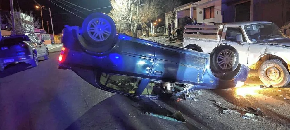 Trelew: un auto chocó a otro estacionado y volcó, el único ocupante salió ileso