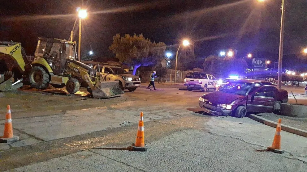 Chocó contra una máquina retroexcavadora y se cortó en la cabeza