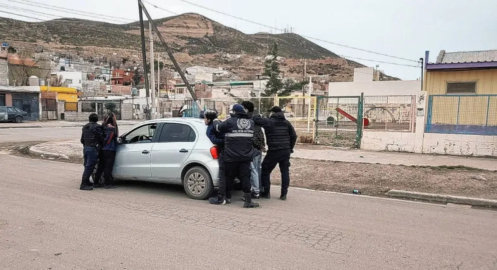 Nuevo tiroteo a plena luz del día en inmediaciones del Jardín 426: dos hombres detenidos