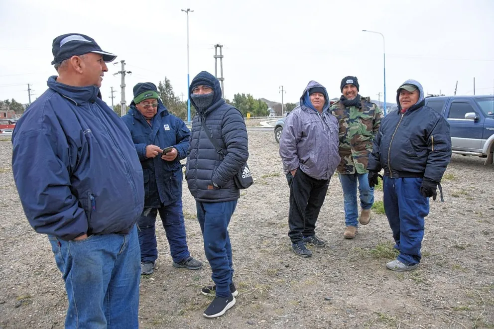 Policías retirados se apostaron en 3 y 39 a la espera de los resultados de la negociación salarial en Rawson