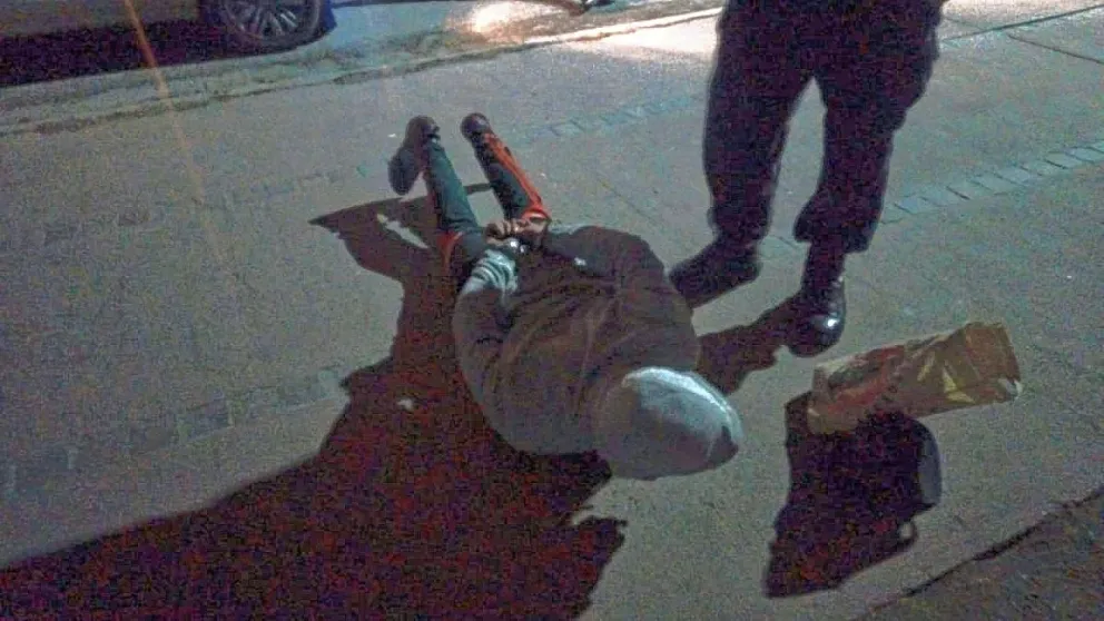 Hieren a joven en una mano con un cuchillo al resistirse con su pareja a violento asalto callejero
