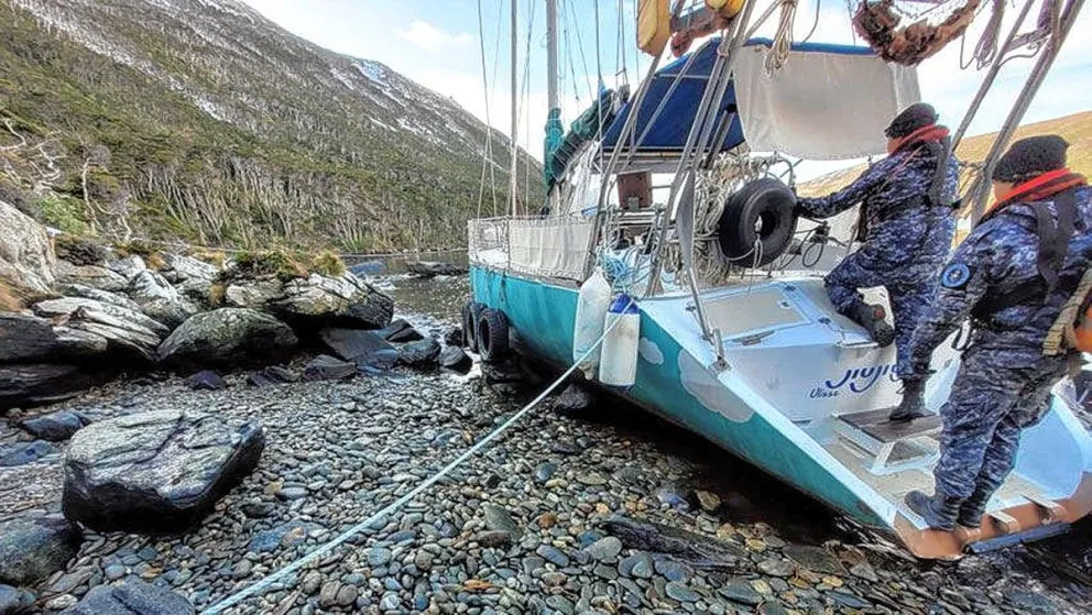 La Armada rescató a tripulantes de un velero francés en Isla de los Estados
