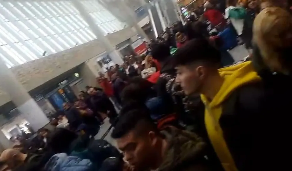 Decenas de pasajeros varados en el Aeropuerto por la cancelación de un vuelo
