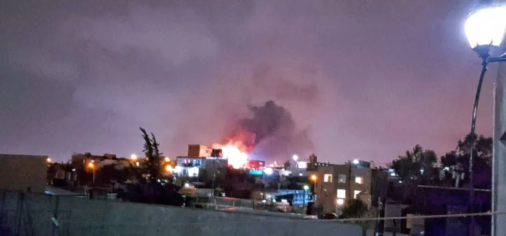 Incendio en pasaje Machado bajo la lluvia y en medio del corte de luz