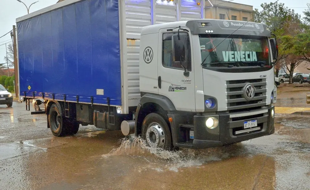La lluvia cumplió con el alerta amarilla y continúa hasta el fin de semana