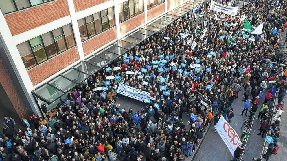 Primera movilización contra Javier Milei por sus declaraciones en contra del CONICET