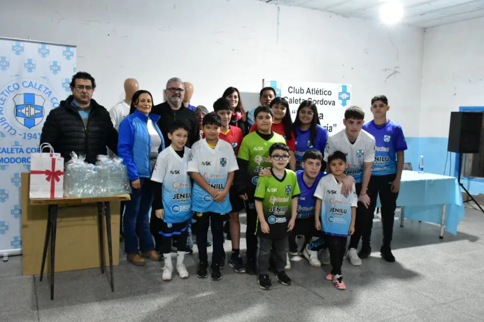 El club Caleta Córdova presentó su nueva indumentaria