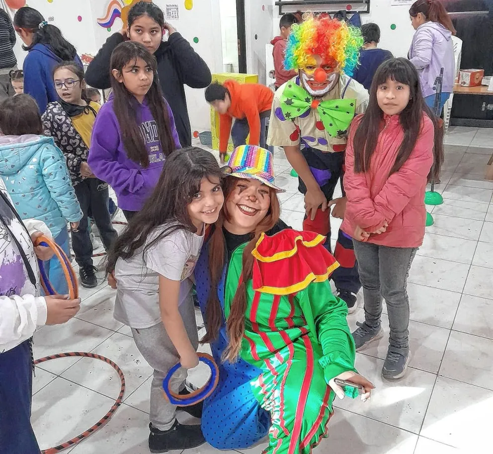 Celebración colorida y alegre del Día de las Infancias en la ciudad