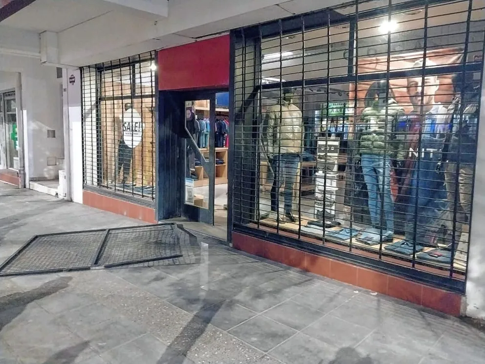 Ingresaron a un local de avenida Rivadavia y se apoderaron de prendas de vestir