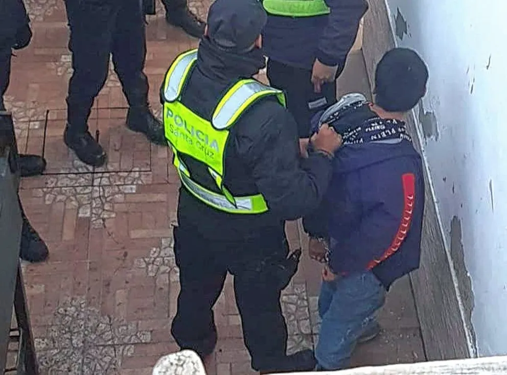 Atrapan a ladrón que robó panadería a punta de cuchillo en Caleta Olivia