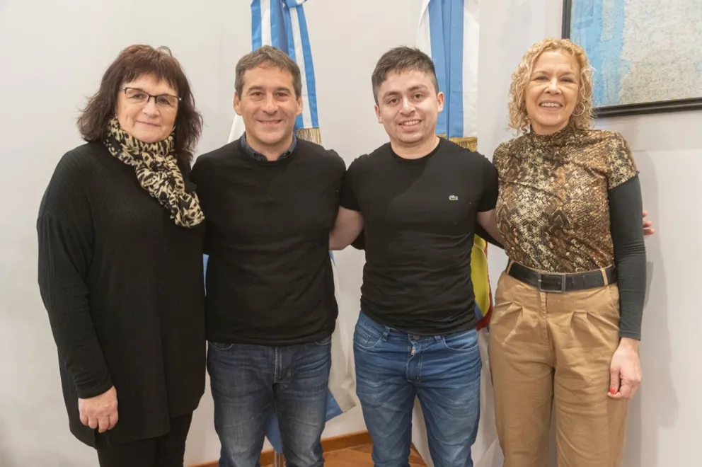 Luque recibió al joven bombero recibido de médico y valoró que es “un ejemplo para la comunidad”
