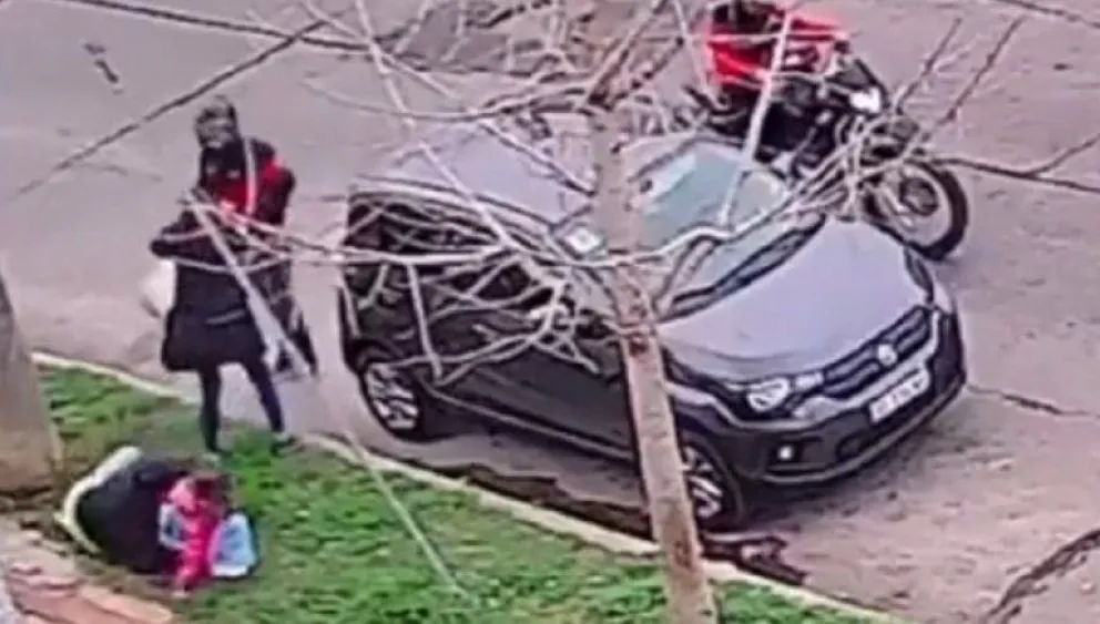 Violenta emboscada de motochorros a una mujer y a sus hijas en Morón: "Llevate todo, pero no tires"