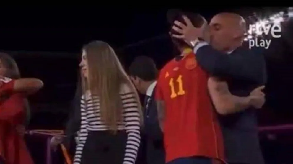 Polémica: el presidente de la Federación española besó sin consentimiento a una jugadora en los festejos por el Mundial