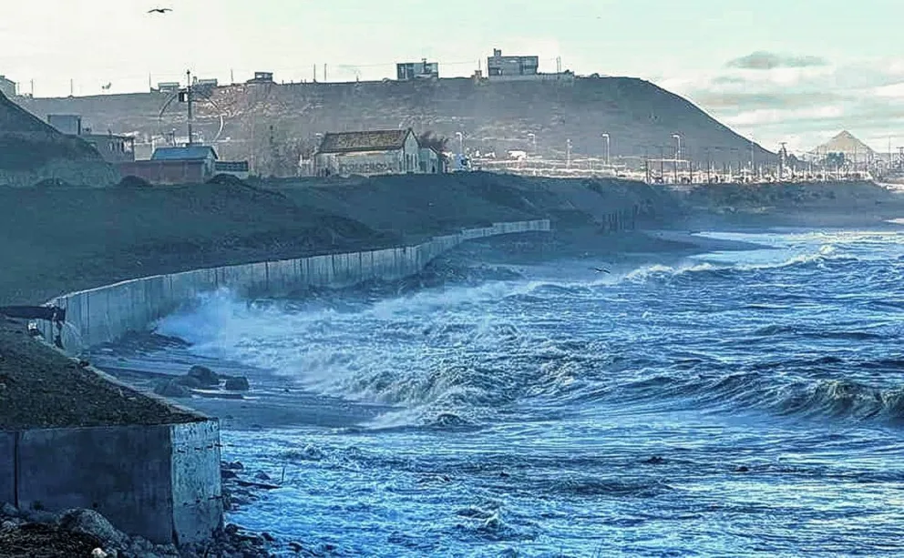 El Municipio advirtió que la protección del Camino ARA San Juan aún está en obra y la empresa reparará la destrucción ocasionada por la marejada