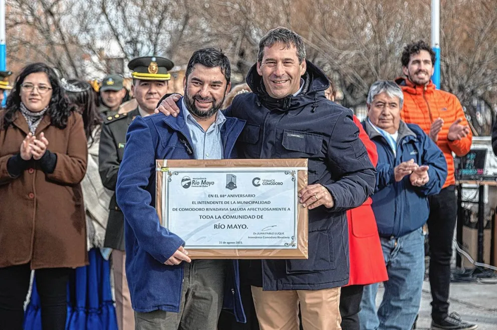 Luque participó del 88° aniversario de Río Mayo y recordó al intendente Avendaño