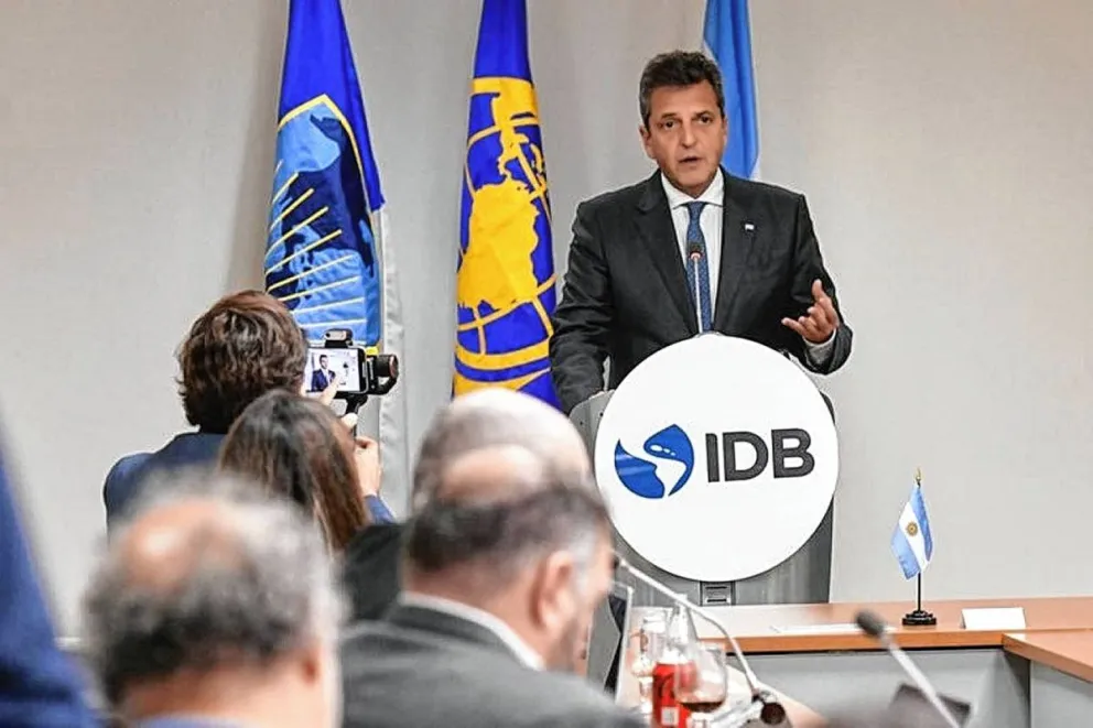 Massa anunció fondos extra por US$ 1.300 millones y dijo que a EEUU le preocupa que se prometa dolarización "sin consultar"