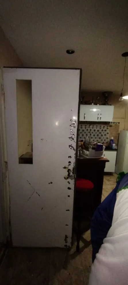 Atrapó a un ladrón y lo redujo a golpes con una barreta
