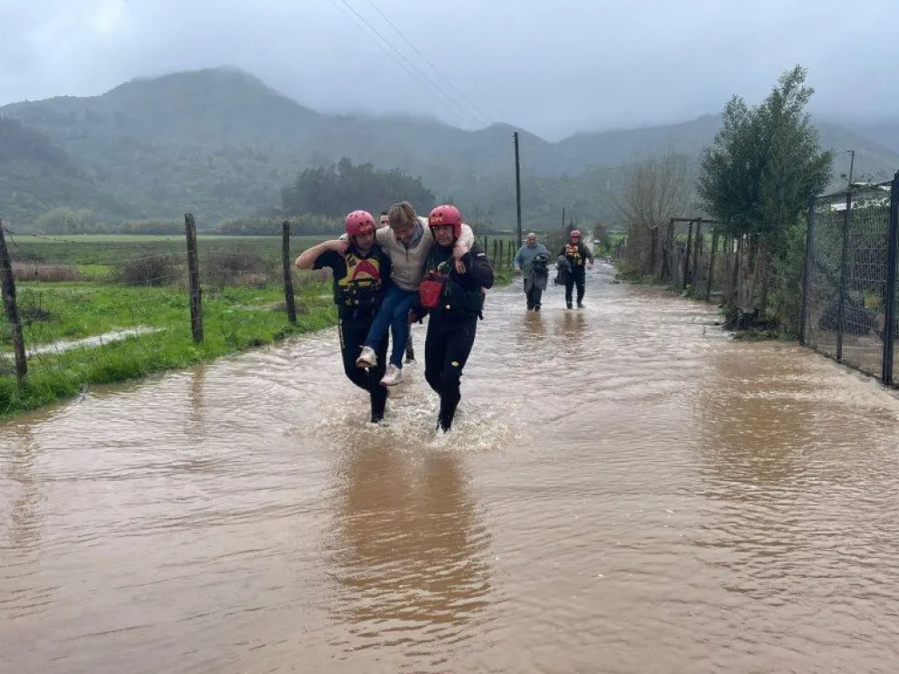 Chile: un agresivo temporal dejó tres muertos y más de 34.000 personas aisladas