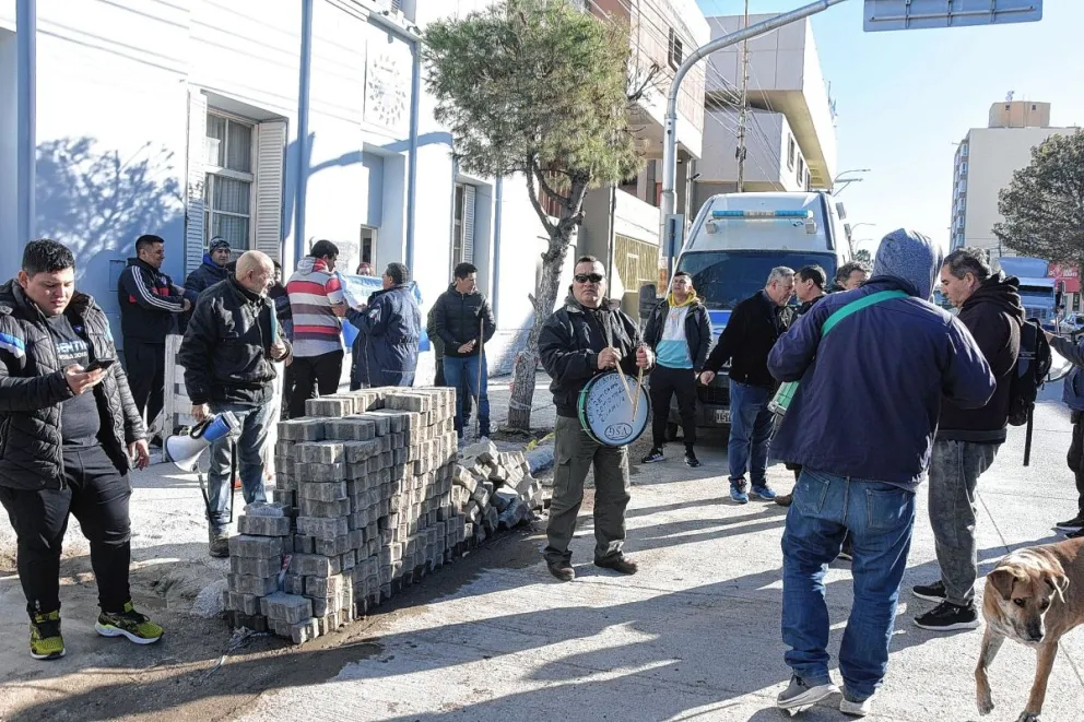En Comodoro, los policías continúan visibilizando su reclamo por aumento salarial