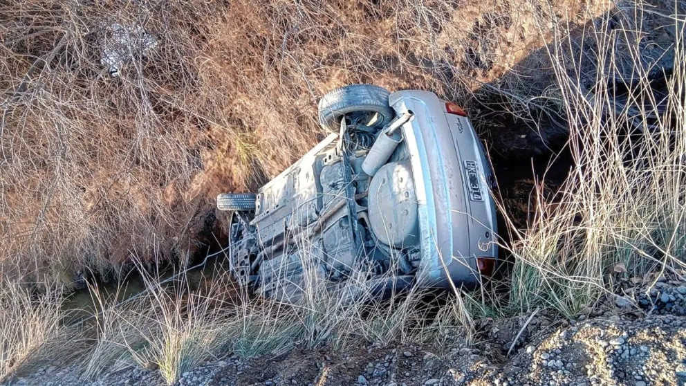 Mujer e hijos resultaron con golpes en espectacular vuelco de auto en camino rural cercano a Gaiman