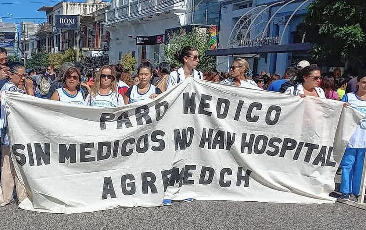 Médicos de Chubut van a una huelga por 48 horas y sólo garantizan las guardias mínimas: "el valor de una hora médica en la guardia de urgencia es menor al de una Coca Cola"