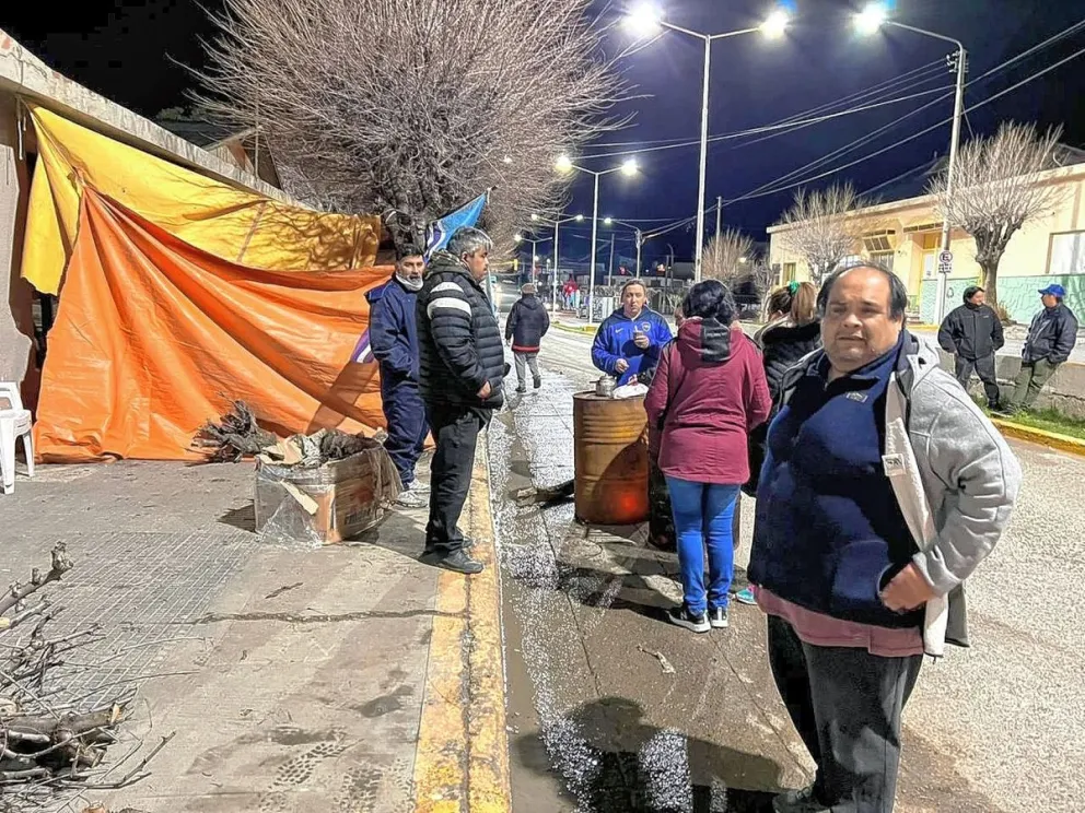 Puerto Deseado: empleados municipales instalaron carpa frente a la Municipalidad para reclamar una suba salarial
