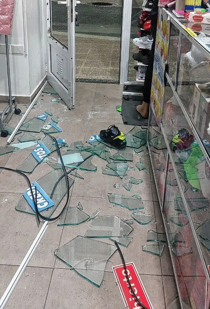 Apresan a cinco “pibes chorros” cuando huían con mercadería robada en céntrica tienda de Trelew