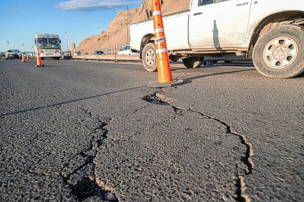 Evaluaban cortar el tránsito por la grieta que se detectó en la Ruta 3 a la vera del cerro Chenque