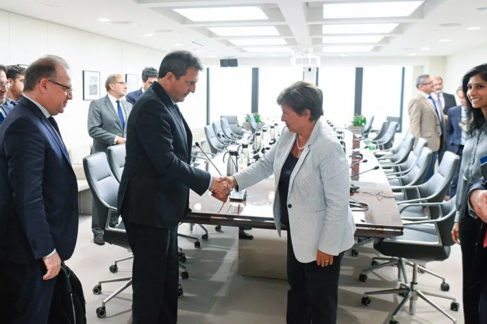 FMI: el Gobierno acordó acumular reservas por US$ 8.000 millones hasta fin de año y subir tarifas