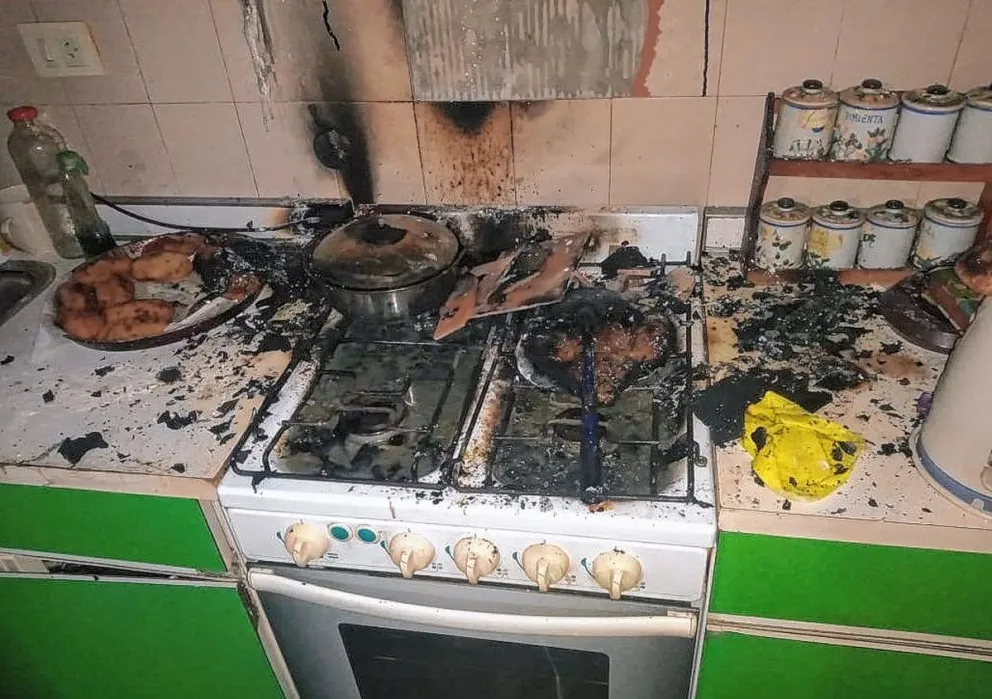 Freía comida, saltó aceite caliente a la campana y casi incendia su casa