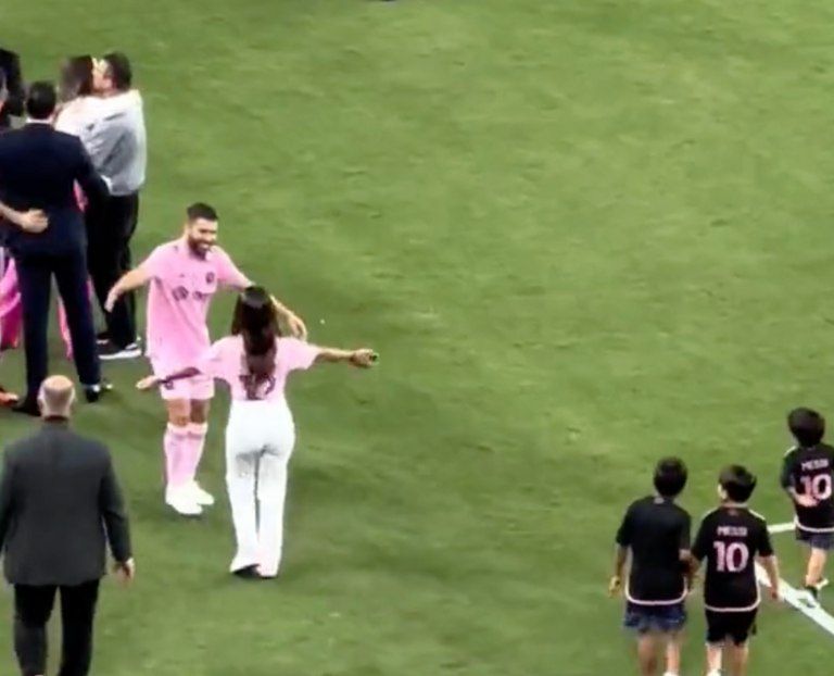 Video viral: Antonela Roccuzzo se confundió y casi besa en la boca a un compañero de Lionel Messi
