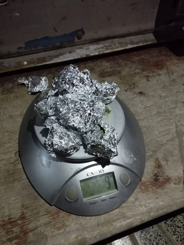 Lo encontraron en una plaza y le secuestraron marihuana, LSD y dinero