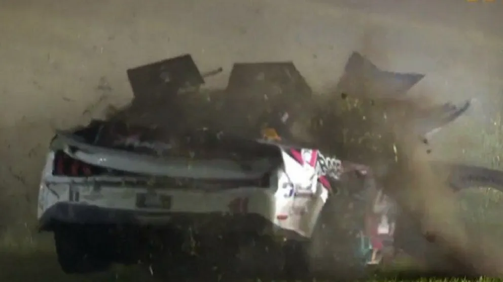 Impactante accidente en la Nascar de Estados Unidos: dio más de 10 vueltas en el aire y salió caminando
